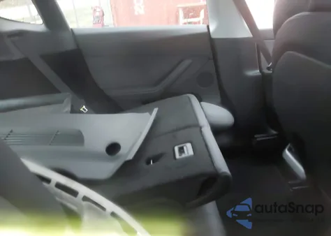 2024 Tesla Model Y Long Range Dual Motor All-Wheel Drive z USA, uszkodzony, nr VIN 7SAYGDEE9RA275956